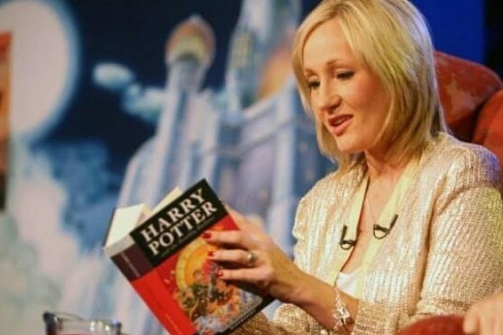 JK Rowling paga um ano de salário à pessoa que criticou Boris Johnson no Twitter