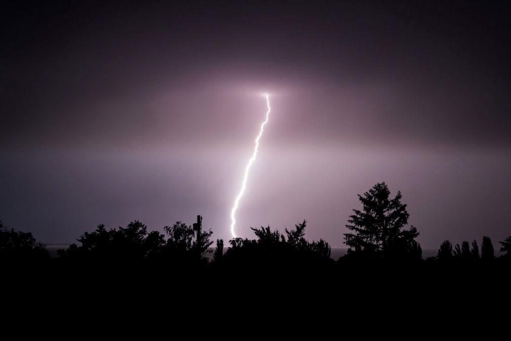 Trovoada e chuva forte colocam 12 distritos do continente sob aviso amarelo