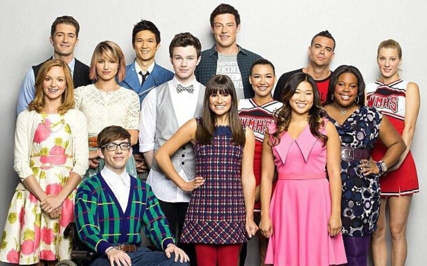 A maldição de Glee Cinco mortes, casos de violência doméstica e alguns escândalos atingem o elenco da série