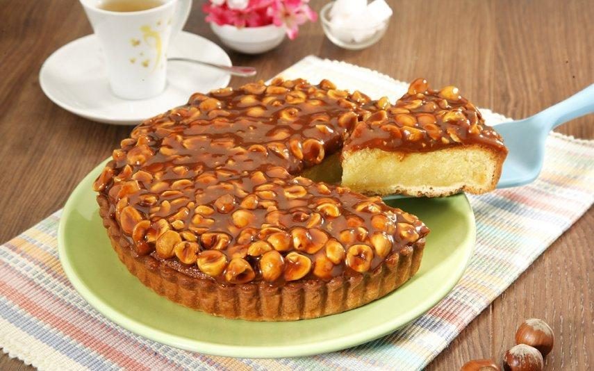 Esta tarte caramelizada de avelã fica pronta numa hora