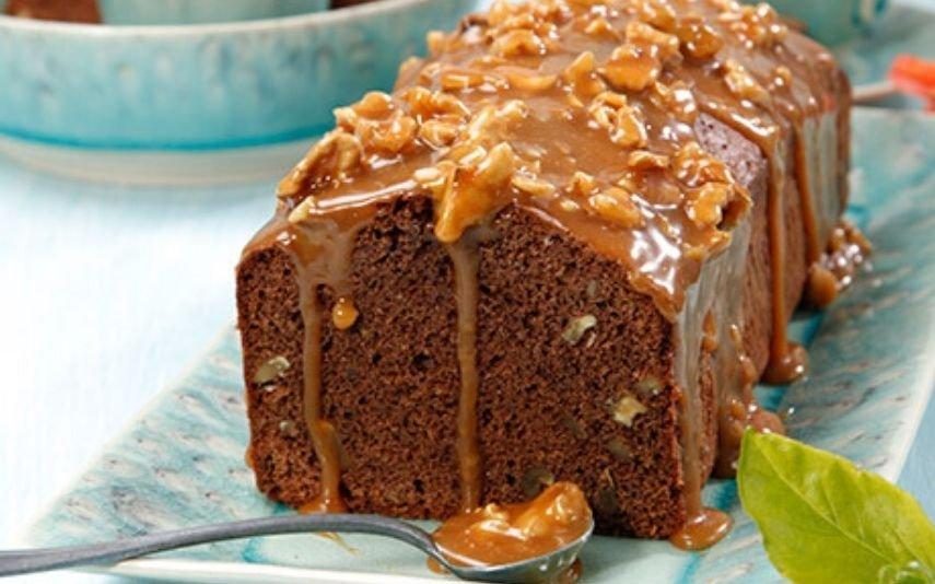 Com vontade de um doce? Este bolo de chocolate e caramelo faz-se em menos de uma hora