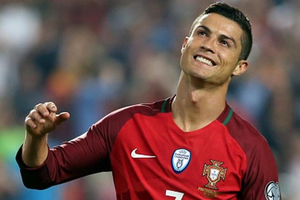Cristiano Ronaldo estava sem máscara no Estádio do Dragão e recebeu aviso