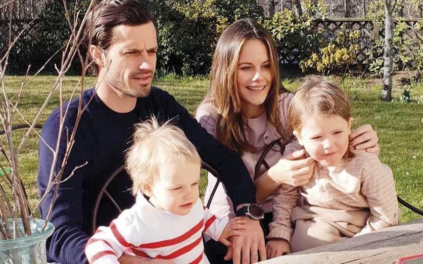 Carl Philip e Sofia. As férias bucólicas em família e sem sair da Suécia