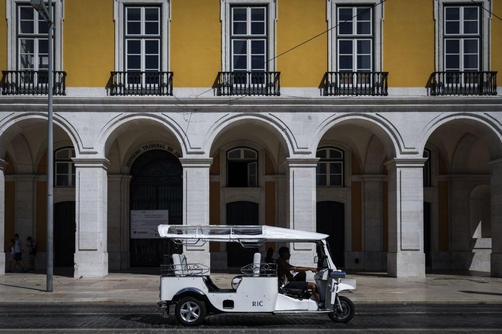 Um morto e um ferido grave em colisão entre tuk-tuk e viatura ligeira