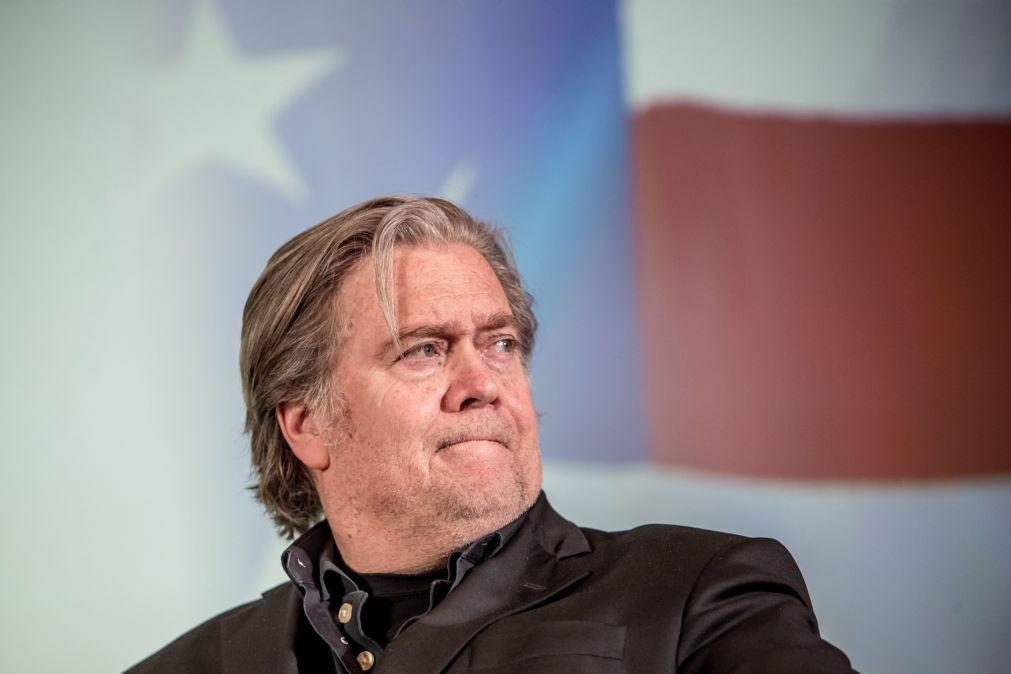 Antigo conselheiro da Casa Branca Steve Bannon detido por desvio de fundos