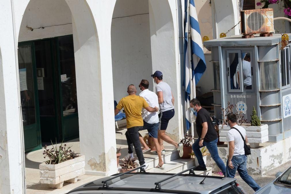 Capitão do Manchester United presente a juiz por agressão a polícia na Grécia