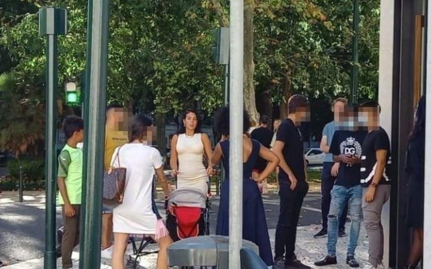 Georgina Rodriguez Apanhámos a namorada de Cristiano Ronaldo e os filhos a passear este domingo em Lisboa (fotos)