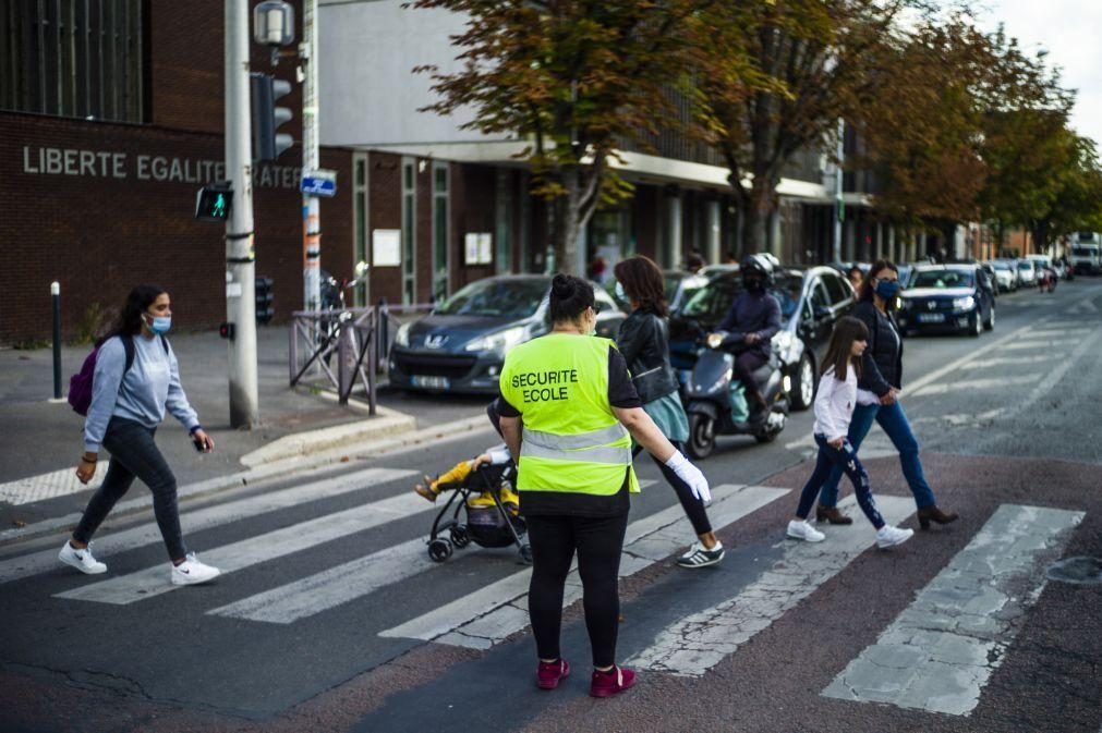 Covid-19: França fecha 28 escolas e 262 turmas após aumento de novos casos