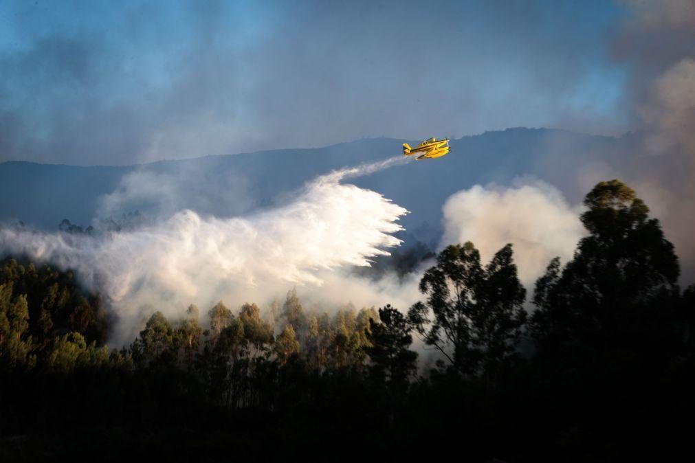 Oito meios aéreos e 712 operacionais mobilizados para o incêndio em Oliveira de Frades