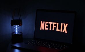 Atores da série da Netflix morrem em acidente de viação