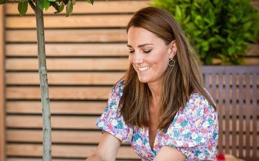 Kate Middleton O vestido floral que levou fãs à loucura é o mais vendido de 2020!