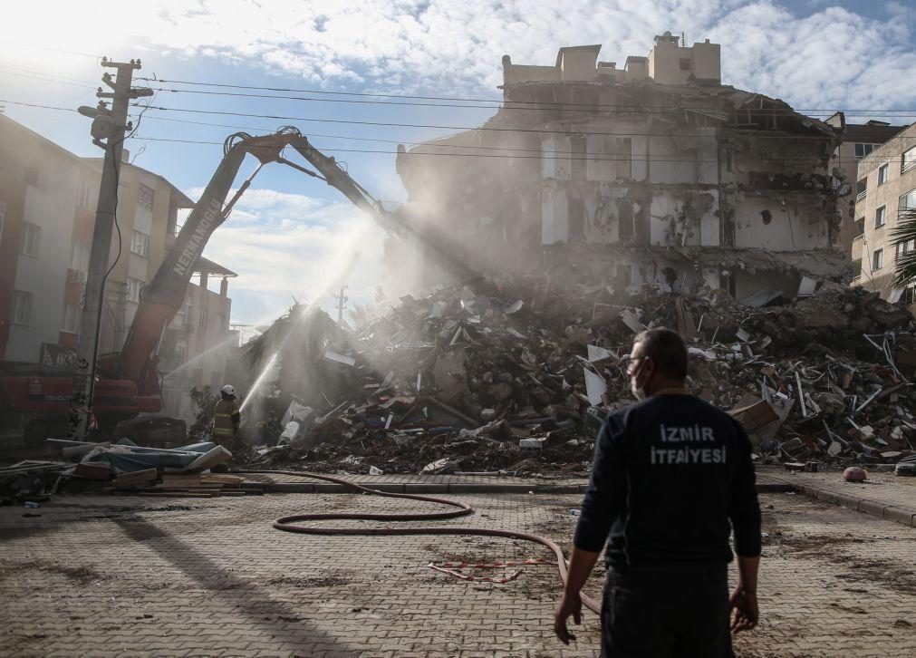 Pelo menos 100 mortos no sismo de sexta-feira na Turquia, segundo novo balanço