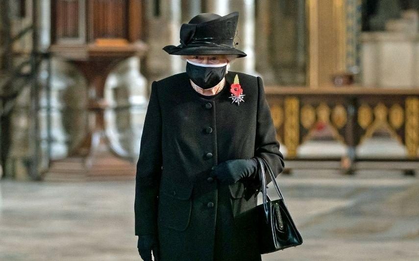 Isabel II surge de máscara no Dia do Armísticio