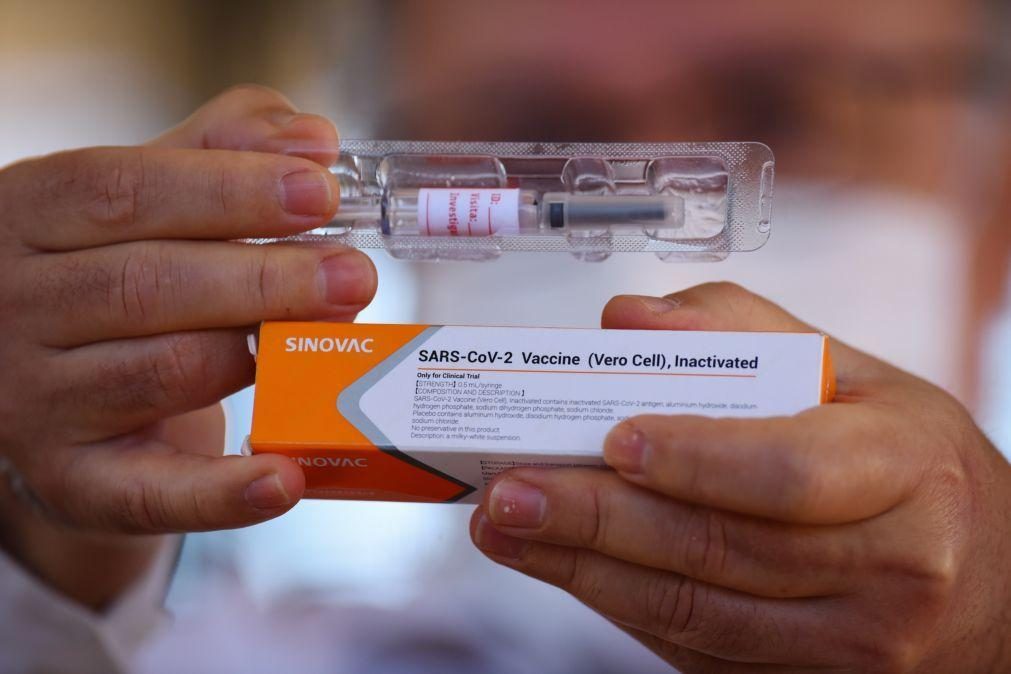 Covid-19: Brasil suspende ensaios clínicos de vacina Coronavac após incidente