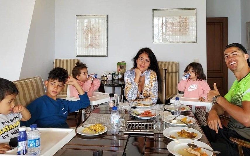 Família de Cristiano Ronaldo recebe presente da Rainha de Espanha
