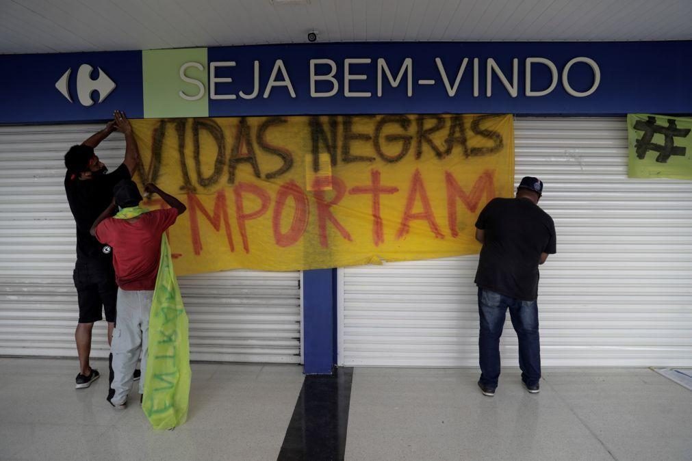 Polícia brasileira acusa seis pessoas em investigação sobre morte de homem negro