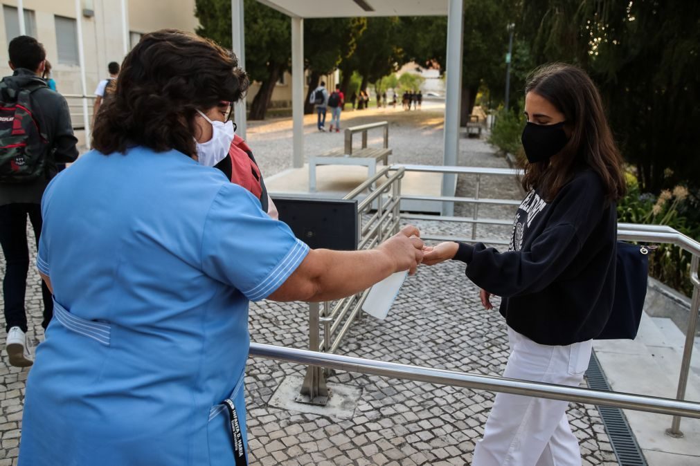 Covid-19: Confinamento com escolas abertas reduz índice de transmissibilidade abaixo de 1