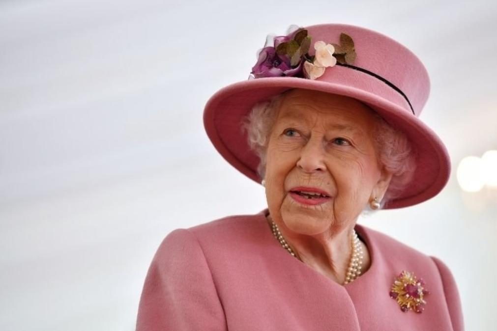 Rainha Isabel II chora a morte de amigo de longa data
