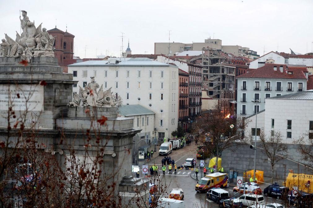 Forte explosão de gás causa quatro mortos num edifício em Madrid [vídeo]