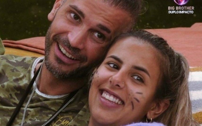 Bruno Savate e Joana envolvem-se debaixo dos lençóis