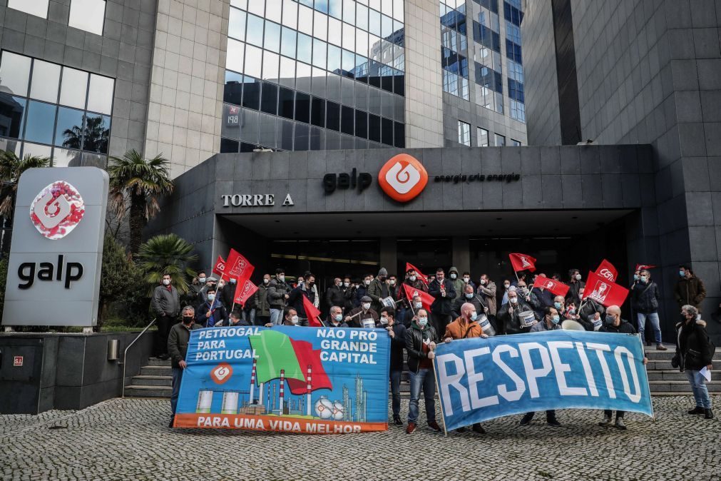 Dezenas de trabalhadores manifestam-se em Lisboa contra fecho da refinaria de Matosinhos