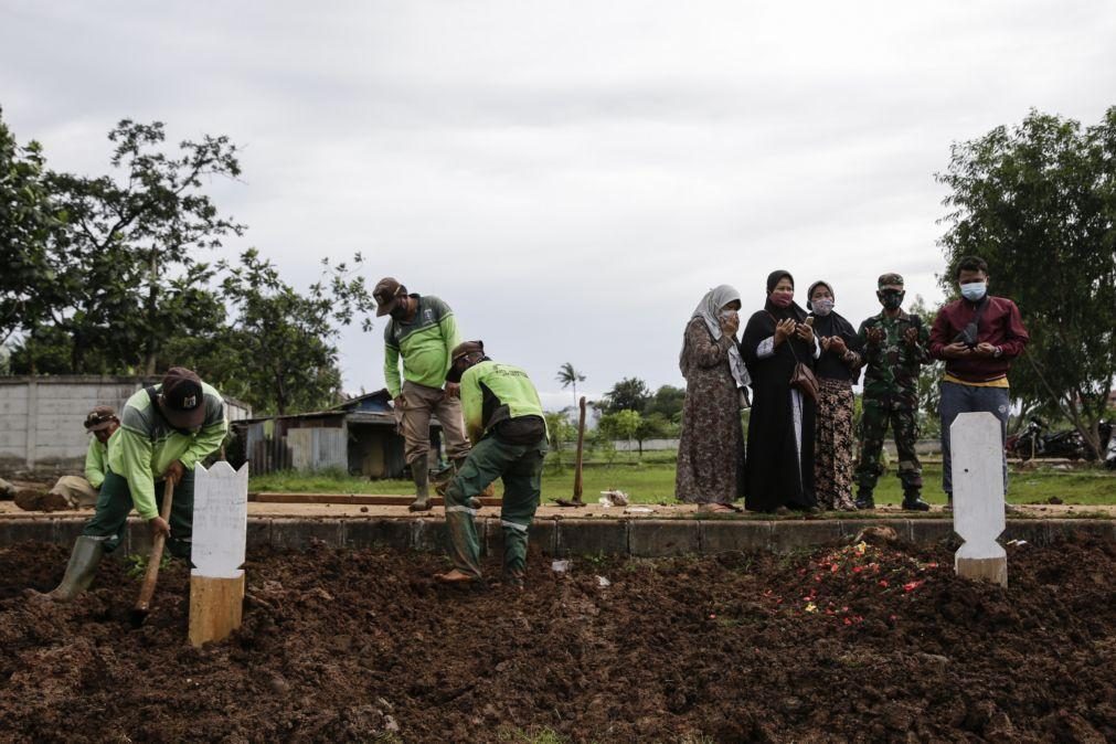 Covid-19: Balanço mundial indica mais de 2,25 milhões de mortos desde início da pandemia