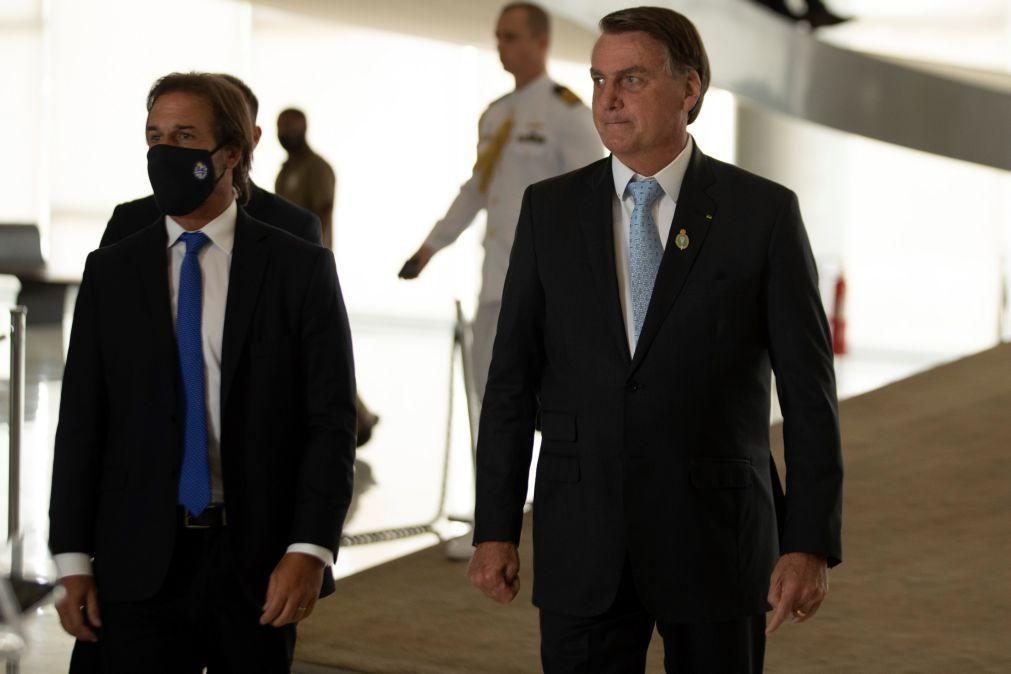 Covid-19: Bolsonaro compromete-se com vacinação mas é chamado de genocida no Congresso