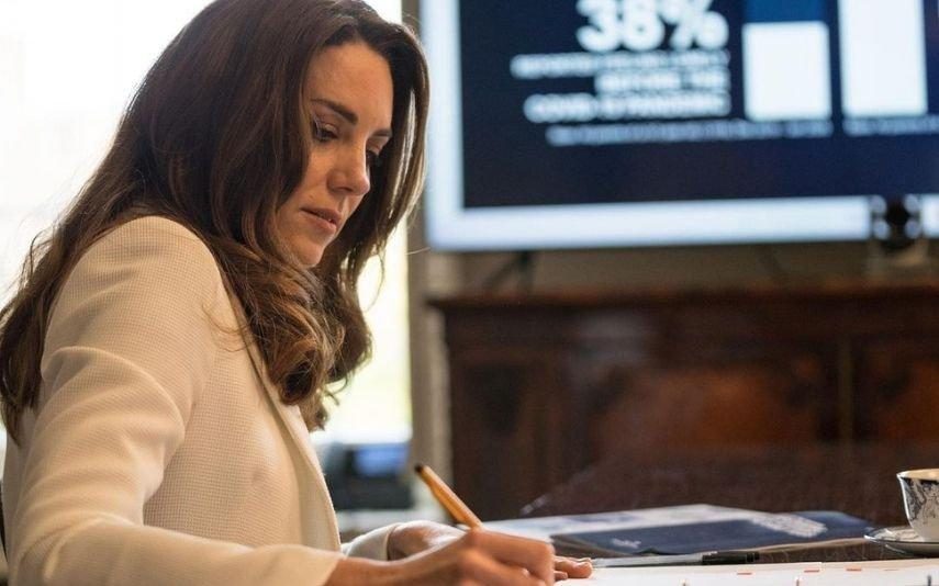 Kate Middleton copia tendência de Letizia e brilha com look reciclado no confinamento
