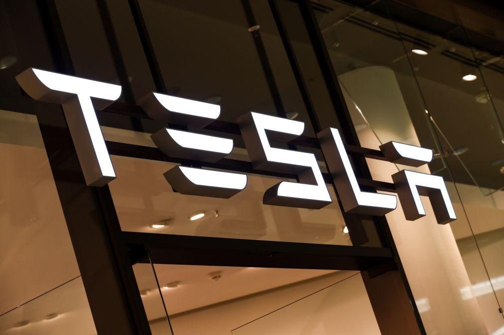 Tesla investe 1,5 mil milhões de dólares em bitcoins