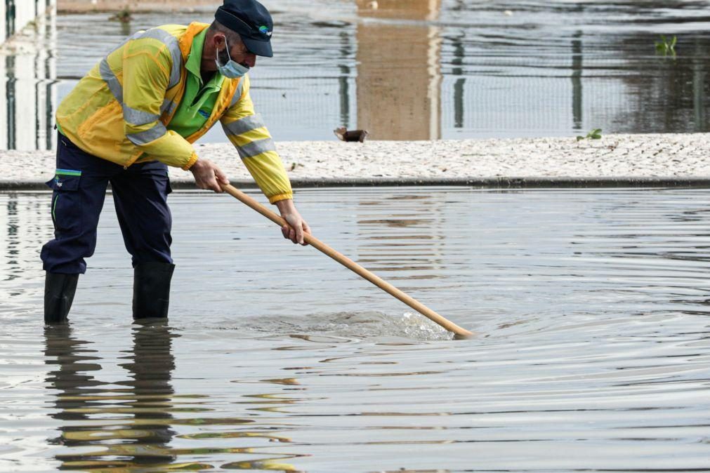 Proteção civil emite aviso devido à chuva e vento fortes e agitação marítima