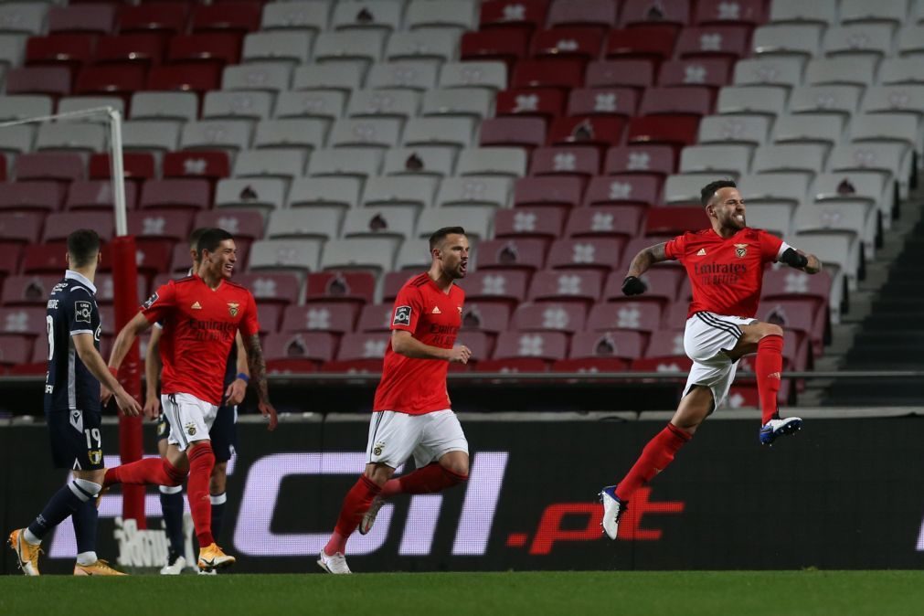 Benfica vence Famalicão com dois golos madrugadores e alcança Braga