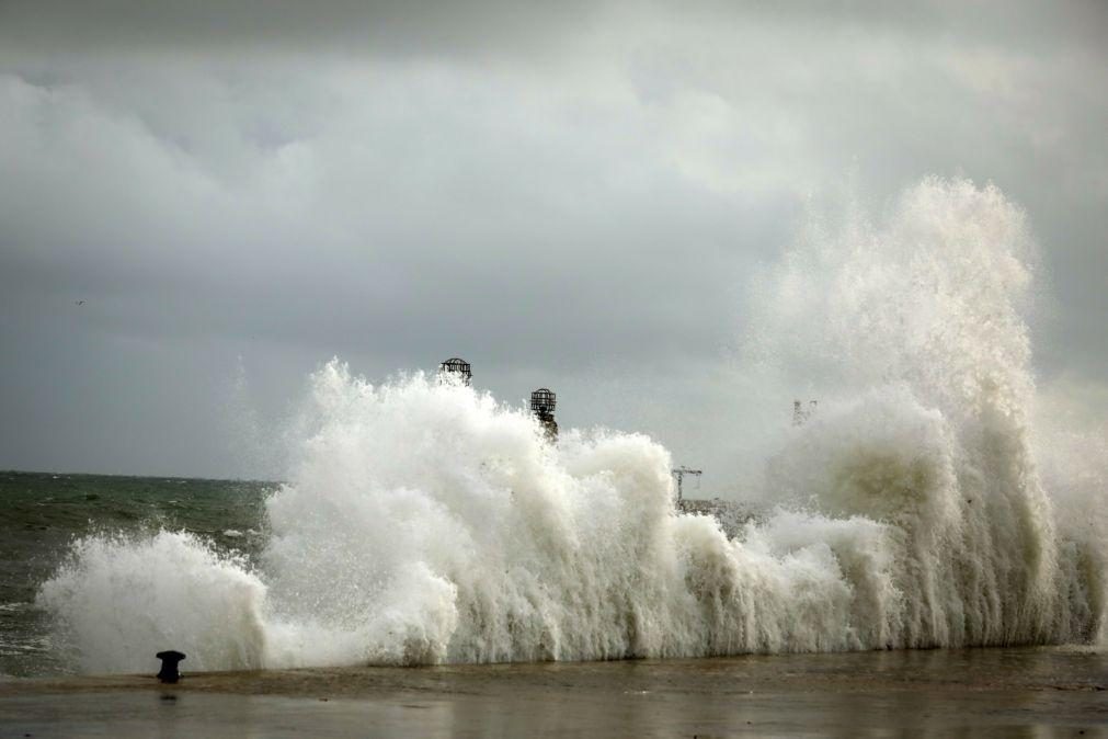 Chuva forte e ondas de 12 metros colocam 8 distritos sob aviso laranja