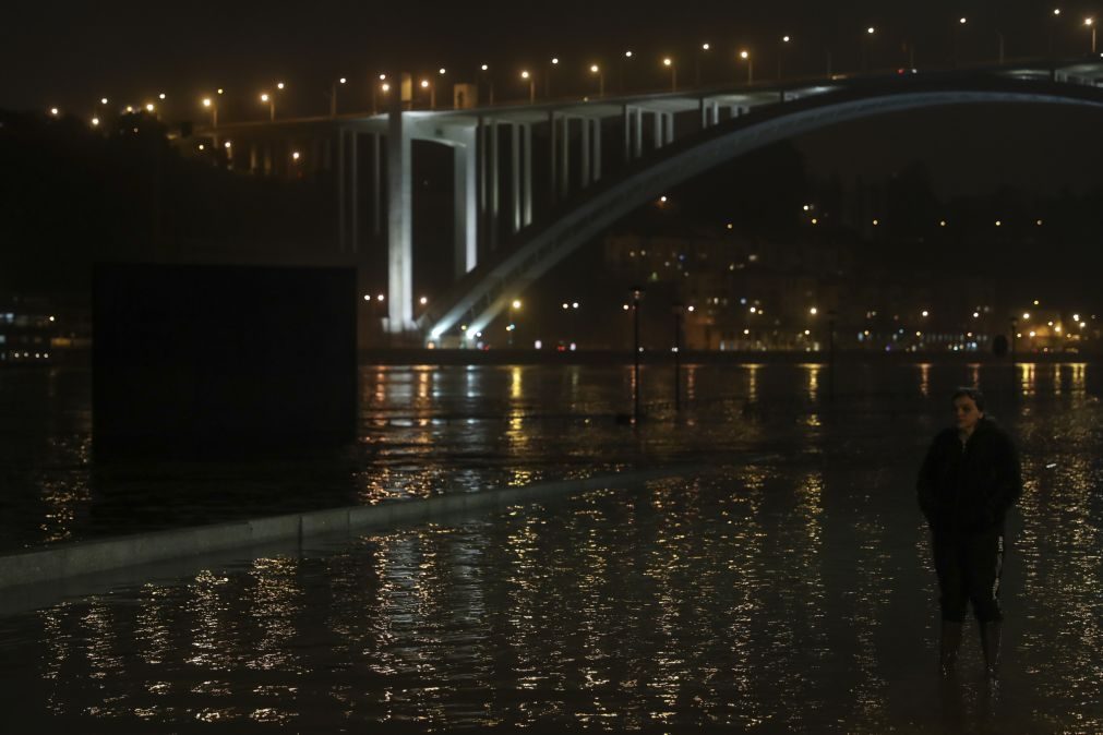 Rio Douro em cheia no Porto a partir das 02h00 de quarta-feira