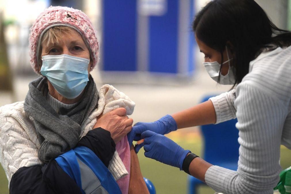 Covid-19: Reino Unido acelera vacinação para abranger todos os adultos até agosto