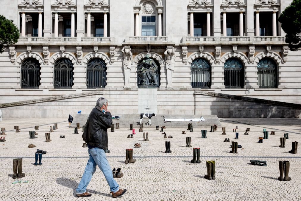 Produtores de leite perdem 200 vacarias e manifestam-se com 200 pares de botas no Porto