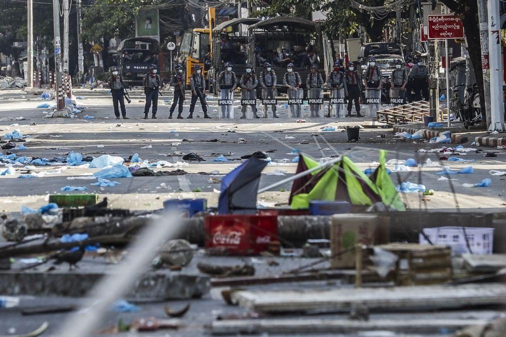 Militares mataram hoje pelo menos 33 manifestantes em Myanmar