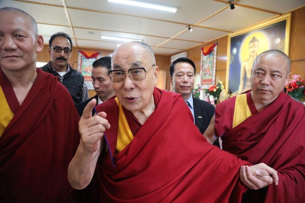 Covid-19: Dalai Lama vacina-se e insta mais pessoas a ter 