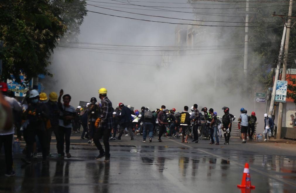 Exército dispara munições reais contra manifestantes em mais um dia de protestos em Myanmar