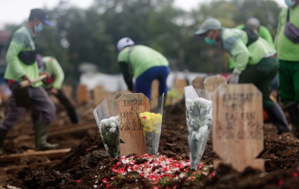 Covid-19: Pandemia já matou 2,6 milhões de pessoas no mundo