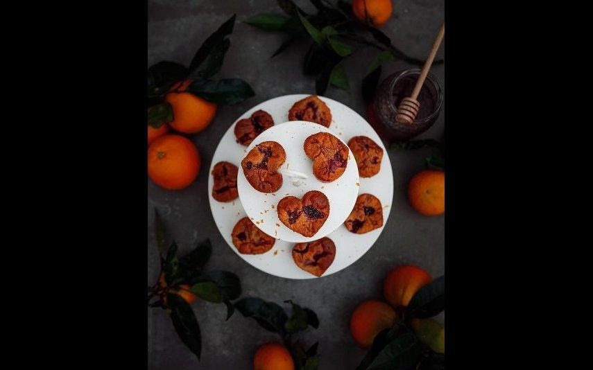 Estes muffins de laranja e frutos vermelhos vão adoçar-lhe a tarde deste sábado