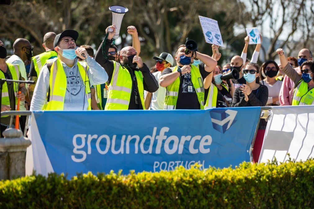 Centenas de trabalhadores da Groundforce em Belém gritam pelos salários