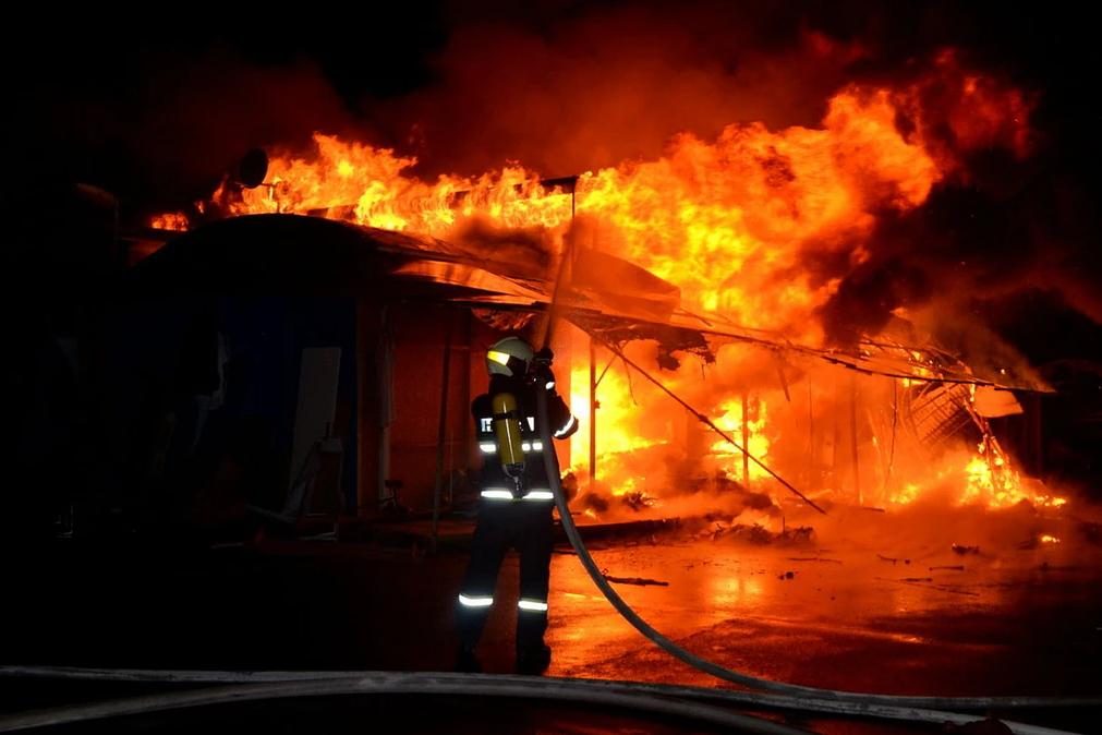 Jovem incendeia casa e mata o próprio pai