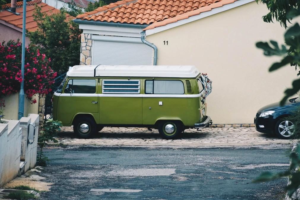 Aluga casa e paga um ano de renda a família que vivia numa carrinha