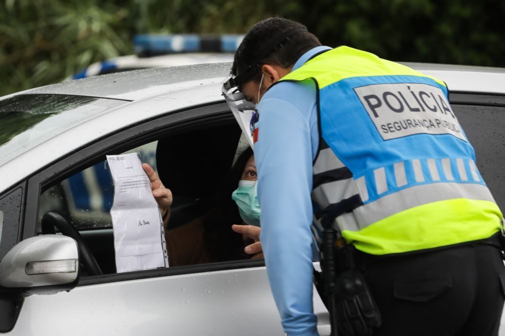 Multada em 200 euros por comer sopa dentro do carro