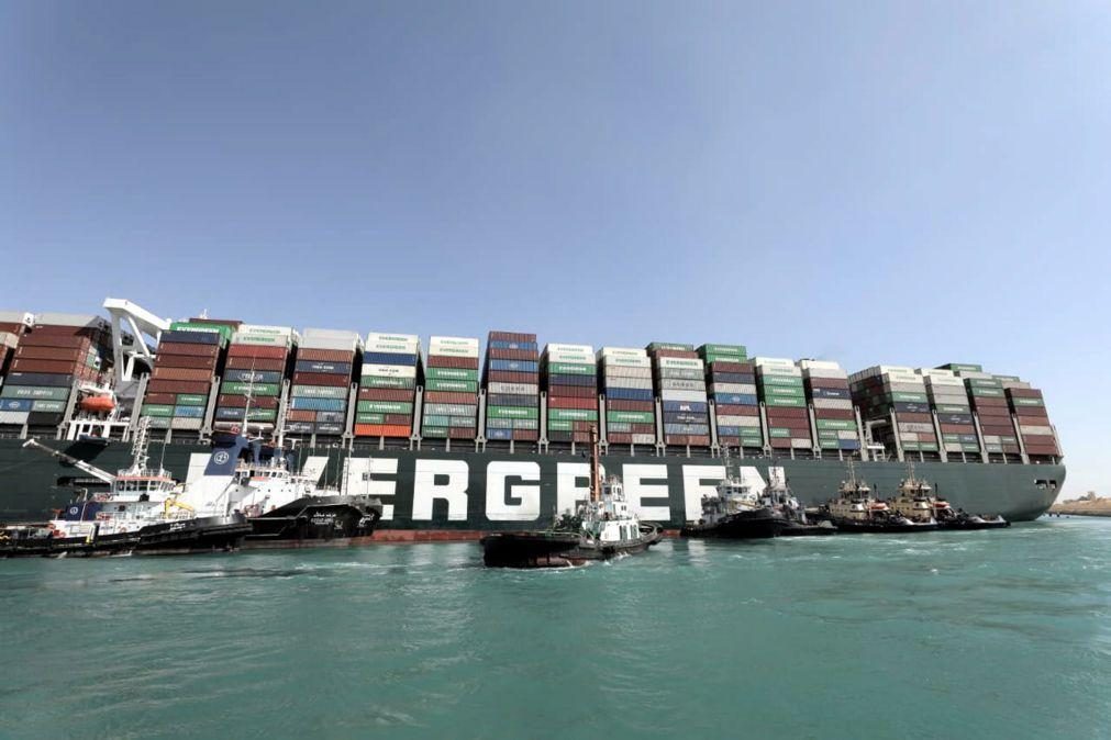 Libertados leme e hélice de porta-contentores encalhado no Canal do Suez