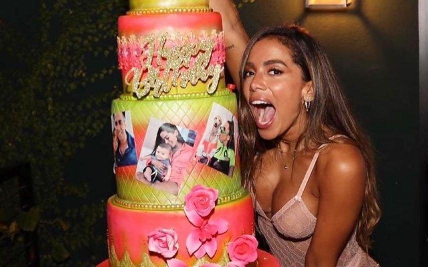 Anitta fez festa de aniversário em restaurante lotado e sem máscara
