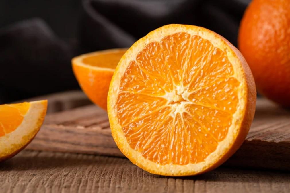 Sumo de laranja aumenta risco de ter cancro de pele, alerta estudo