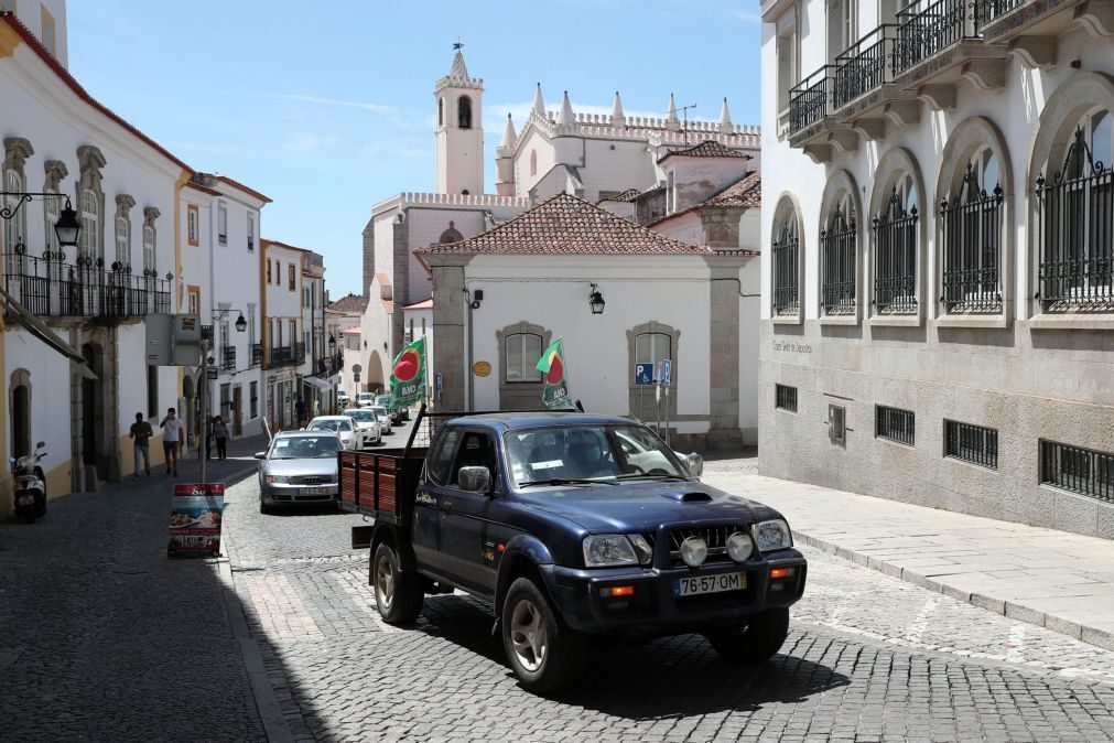 Marcha lenta em Évora sensibiliza para problemas das culturas superintensivas