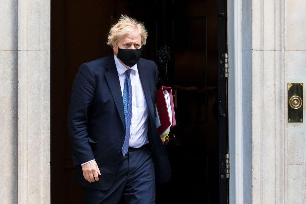 Covid-19: Boris Johnson garante que tentou