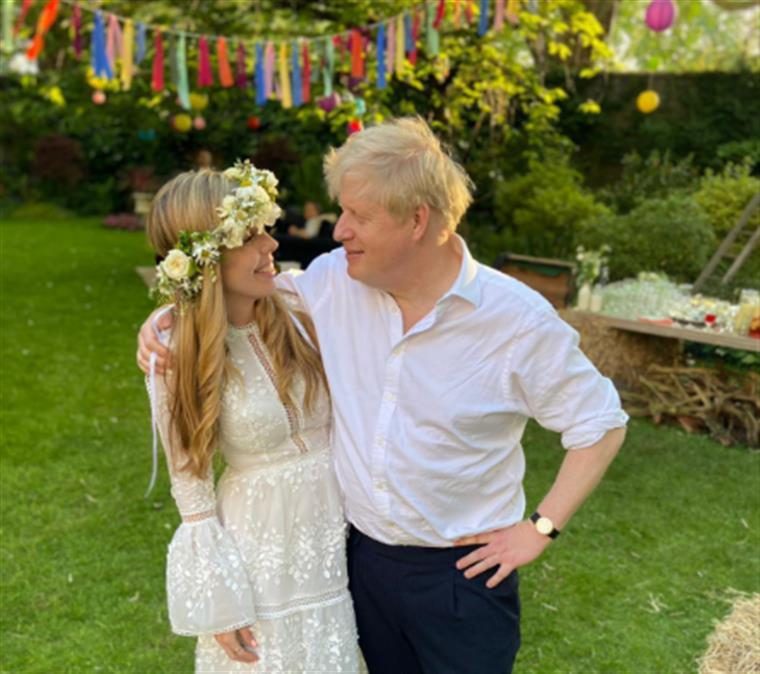 Mulher de Boris Johnson usa vestido de noiva milionário que alugou por 52 euros